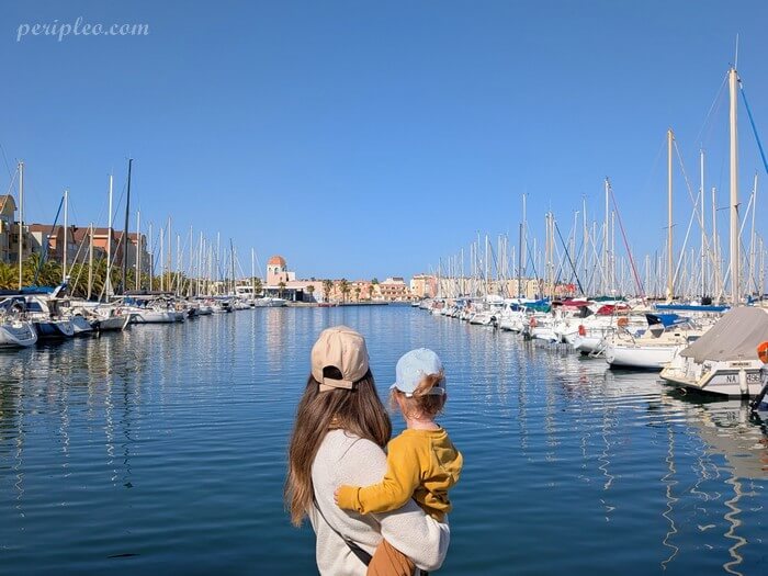 Vue sur la marina et les bateaux du Port de Gruissan dans l’Aude en Occitanie