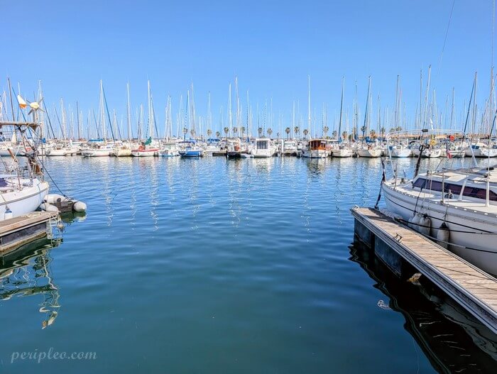 Voiliers et pontons dans le Port de plaisance de Gruissan au bord de la Méditerranée