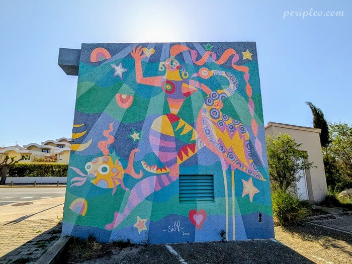 Œuvre de Street Art moderne à Gruissan avec motifs colorés et univers marin