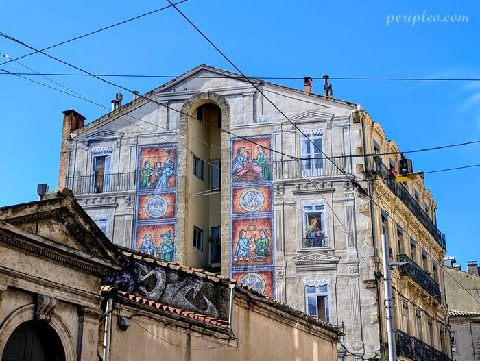 Street art près de l’Église Saint-Denis à Montpellier avec immense fresque en trompe-l’œil inspirée de l’architecture classique