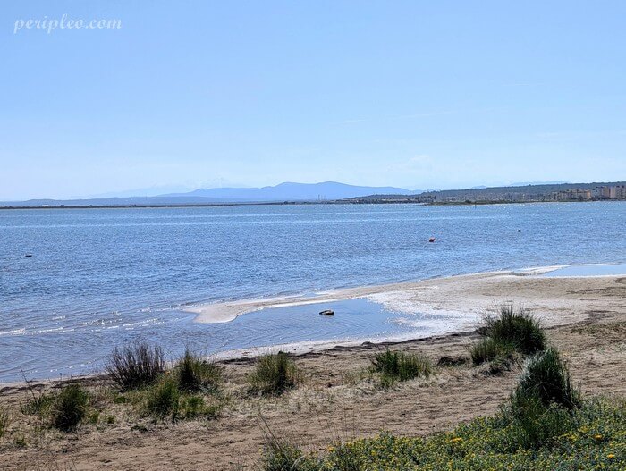 Vue sur l’Étang du Grazel à Gruissan avec bancs de sable et eau paisible
