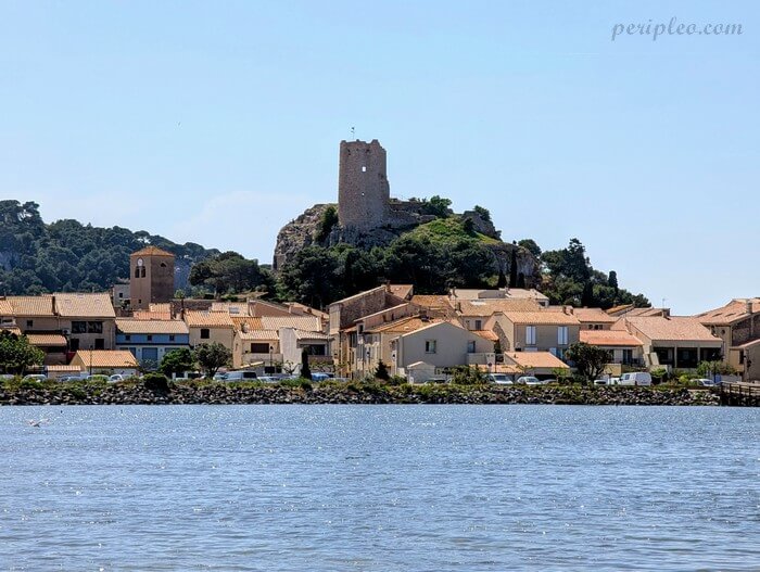 Vue de l’Étang de Gruissan avec le village et la Tour Barberousse dans l’Aude en Occitanie