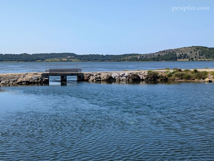 Ponton sur l’Étang de Gruissan entouré de nature sauvage dans l’Aude en Occitanie