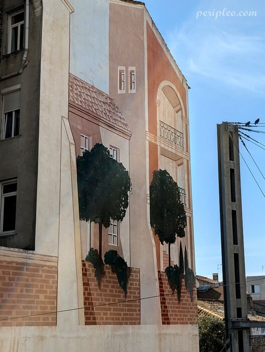 Street art près de la Gare Montpellier Saint-Roch représentant des façades colorées dans le centre-ville