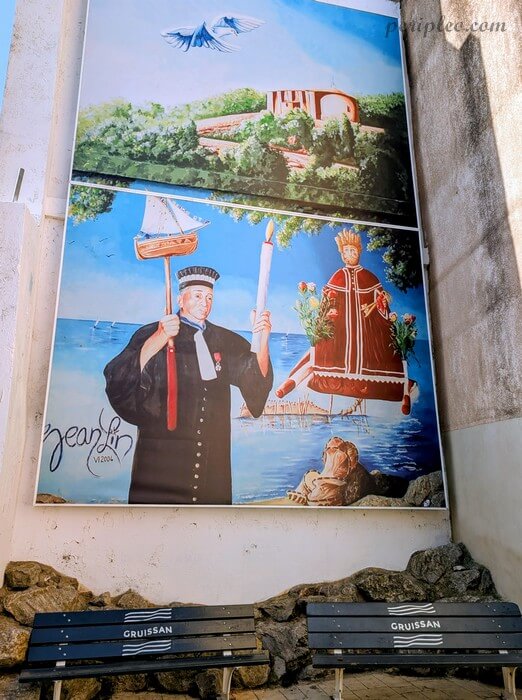 Peinture murale au Marché de Gruissan représentant des scènes locales et maritimes