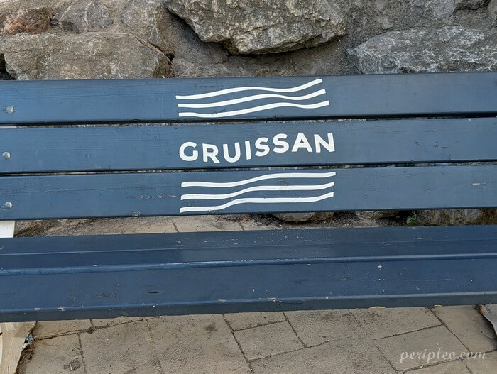 Banc public avec inscription Gruissan près du Marché dans le centre du village