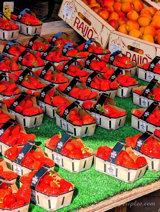 Fraises fraîches en barquettes au Marché de Gruissan en Occitanie