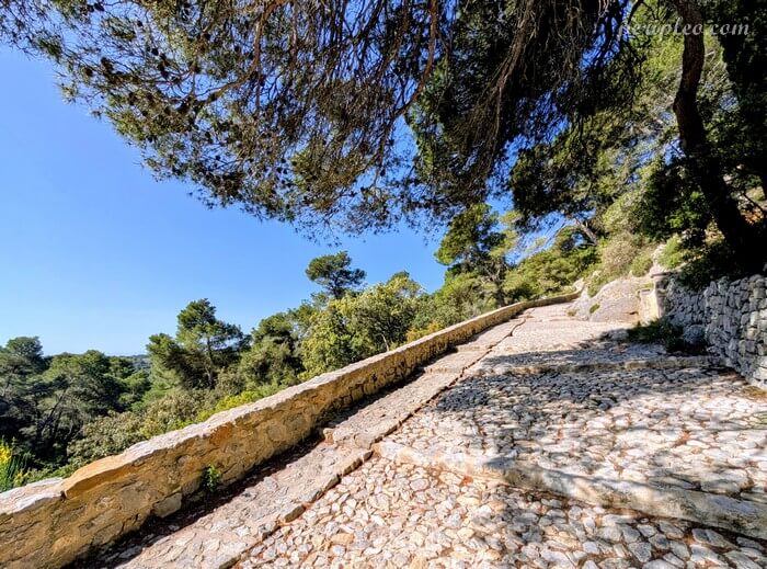 Montée vers la Chapelle Notre-Dame des Auzils à Gruissan sur chemin pavé