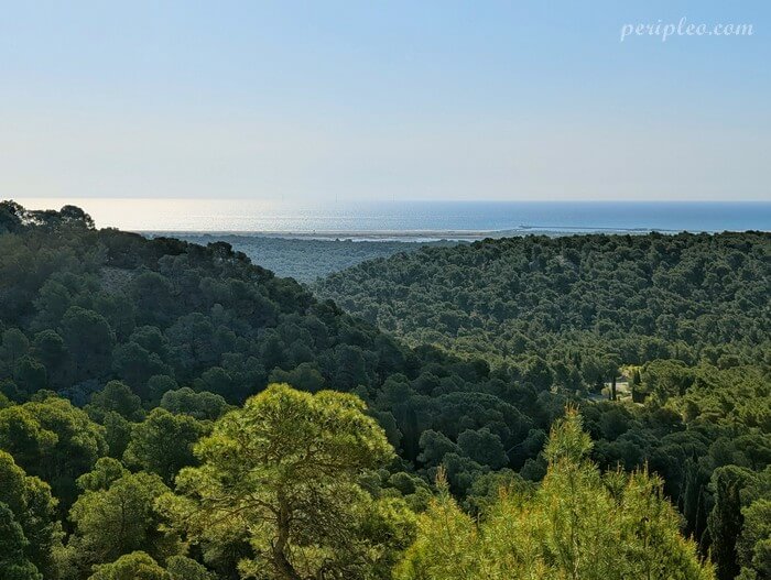 Point de vue sur le massif de la Clape et la mer Méditerranée depuis Notre-Dame des Auzils à Gruissan