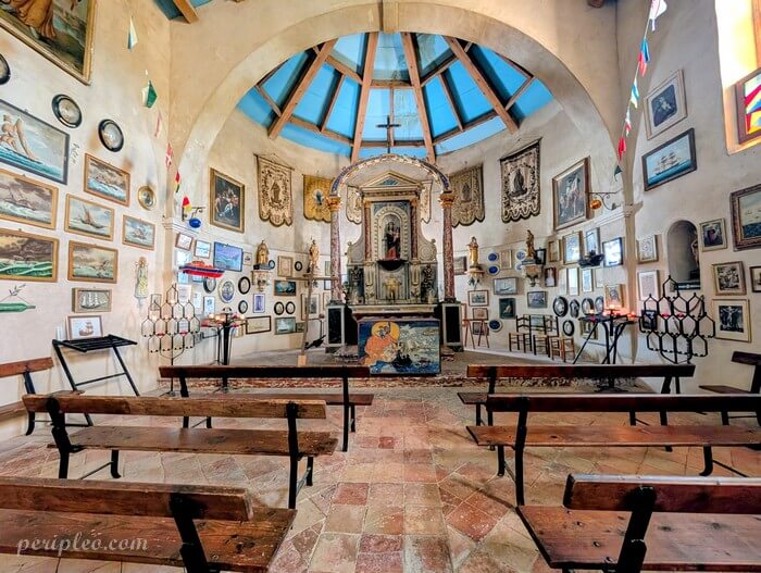 Intérieur de la Chapelle Notre-Dame des Auzils à Gruissan avec ex-voto marins et autel