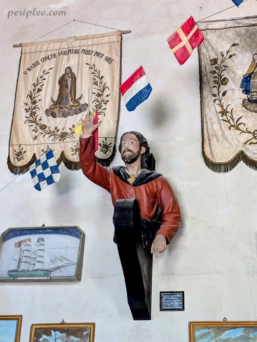 Intérieur de la Chapelle Notre-Dame des Auzils à Gruissan avec ex-voto marins et statue