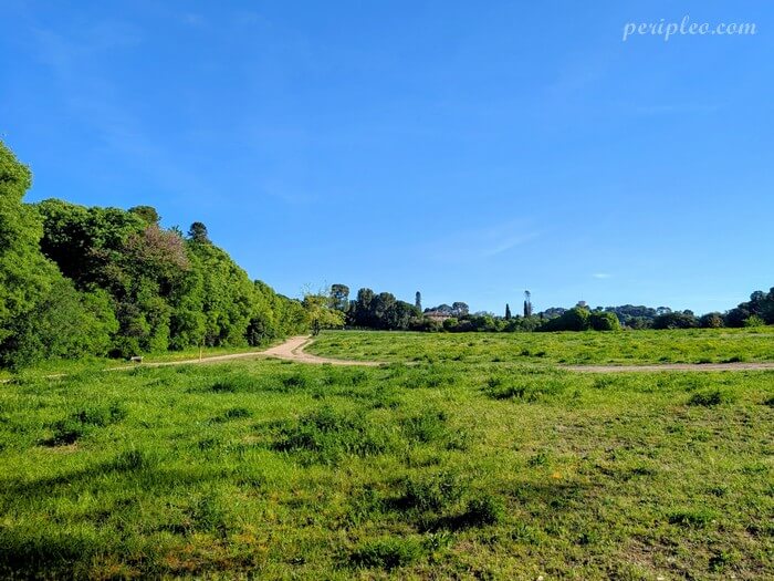 Prairie et sentier de balade au Parc du Domaine de Méric à Montpellier, espace naturel au bord du Lez