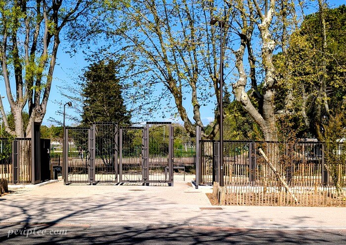 Entrée du Parc Montcalm à Montpellier avec portail et allée arborée