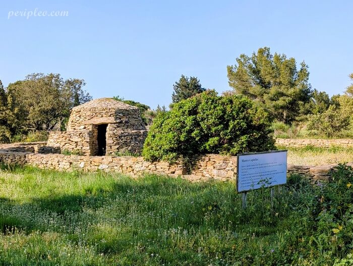 Capitelle au Pech des Moulins à Gruissan au cœur de la garrigue méditerranéenne