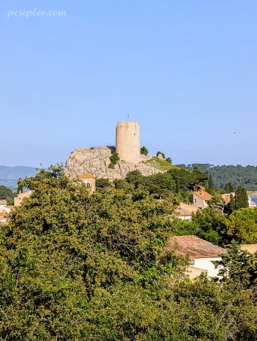 Vue sur la Tour Barberousse et les hauteurs du village de Gruissan depuis le Pech des Moulins