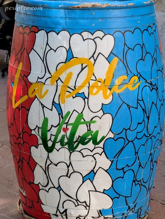 Street art Place des Beaux-Arts à Montpellier, détail du tonneau peint par Sunra avec ses cœurs bleu, blanc et rouge et l'inscription « La Dolce Vita »