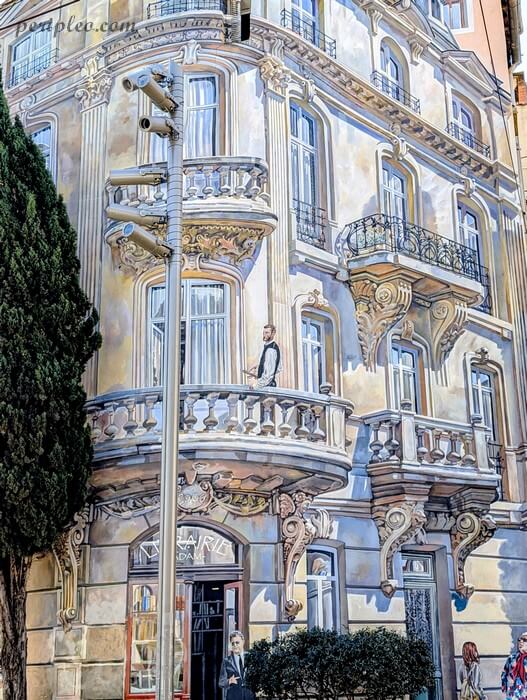 Détail de la fresque en trompe-l’œil Place Édouard Adam à Montpellier, façade haussmannienne peinte par Mad'Art Concept dans le centre historique sud