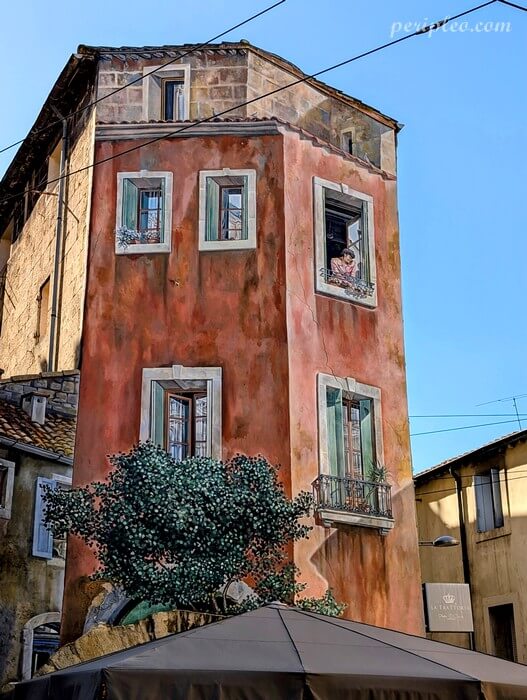 Street art Place Édouard Adam à Montpellier représentant une façade trompe-l’œil colorée signée Mad'Art Concept dans le centre historique sud