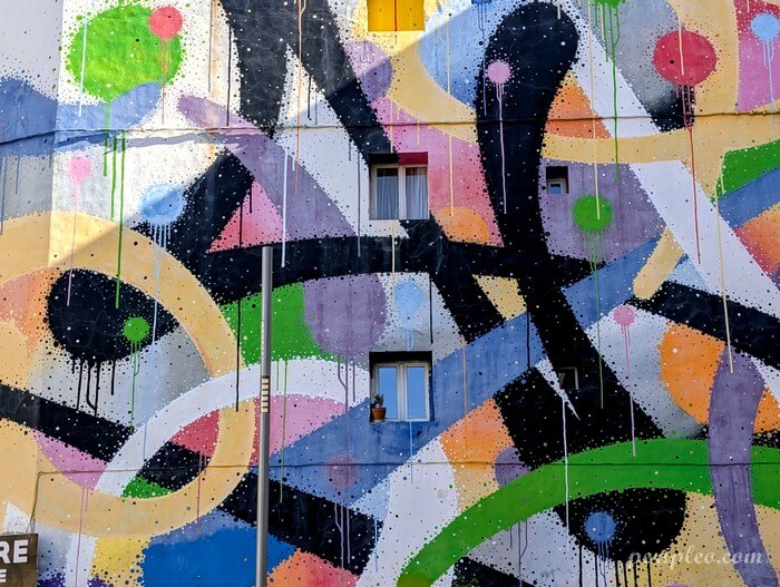 Street art Place Rondelet à Montpellier avec détail d’une immense fresque abstraite aux couleurs vives de Mist sur une façade urbaine du centre-ville
