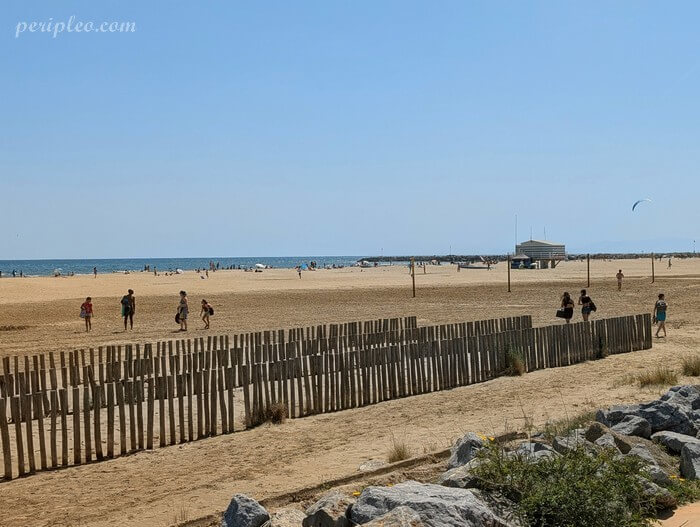 Plage des Chalets à Gruissan avec sable fin et vue sur la mer Méditerranée