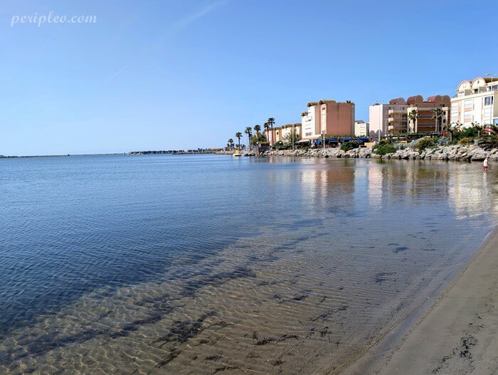 Plage du Grazel à Gruissan avec eau calme et bord de mer en Occitanie