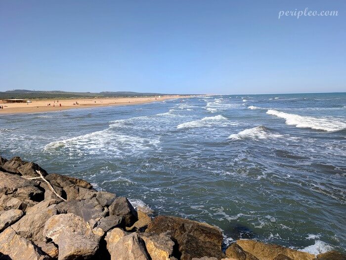 Vagues sur la Plage de Mateille à Gruissan avec vue sur le littoral méditerranéen