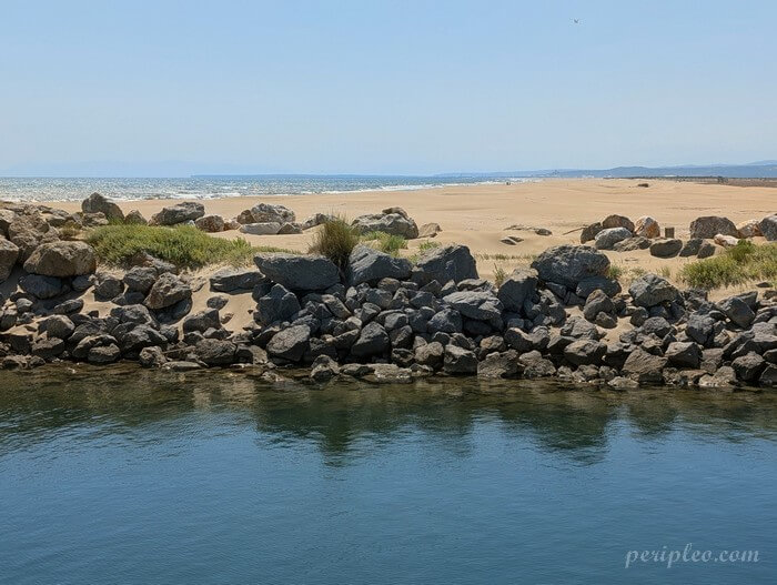 Plage de la Vieille Nouvelle à Gruissan avec dunes sauvages et eau turquoise