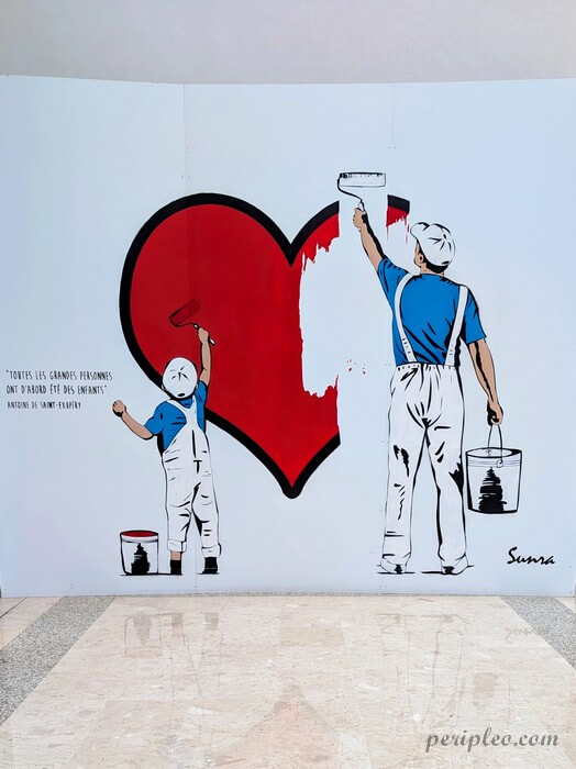 Œuvre street art de Sunra représentant un cœur rouge au Polygone de Montpellier dans le centre-ville