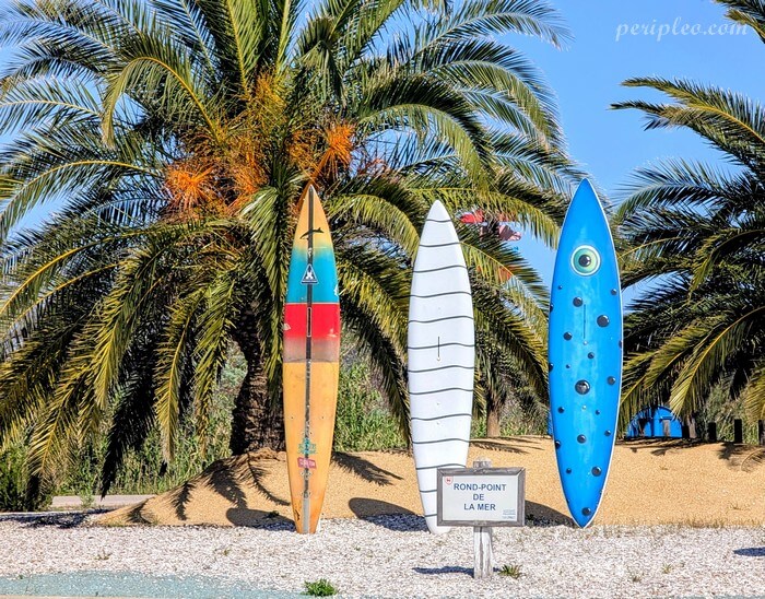 Planches de surf décoratives au rond-point de la Mer à Gruissan en bord de Méditerranée