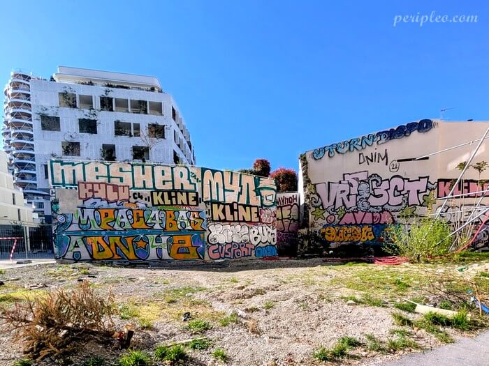 Fresques street art Rue Albert Leenhardt à Montpellier, murs couverts de graffitis dans une friche urbaine du quartier contemporain