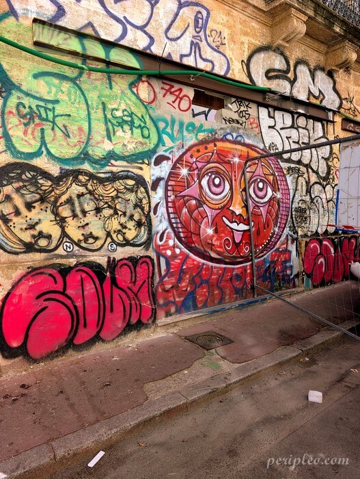 Street art Rue Albert Leenhardt à Montpellier, mur recouvert de personnages énigmatiques de Loko dans le quartier contemporain