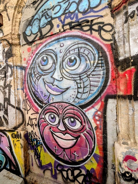 Street art Rue Albert Leenhardt à Montpellier, personnages graphiques aux grands yeux peints de Loko sur un mur du quartier contemporain