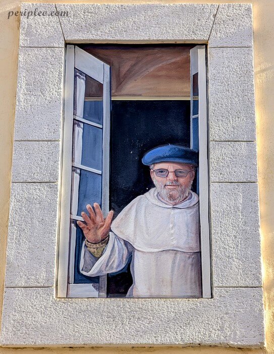 Street art Rue des Augustins à Montpellier, trompe-l'œil représentant un moine saluant à sa fenêtre dans le centre historique nord