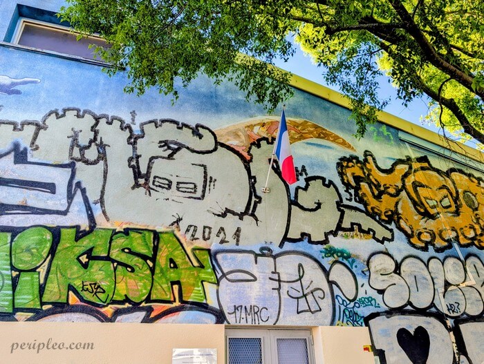 Graffitis et fresques de street art sur un mur de la Rue Beau Séjour dans le Quartier des Beaux-Arts à Montpellier, haut lieu de l’expression artistique urbaine