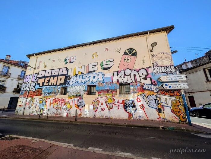 Grande fresque de street art et graffitis sur un bâtiment de la Rue de la Cavalerie dans le Quartier des Beaux-Arts à Montpellier