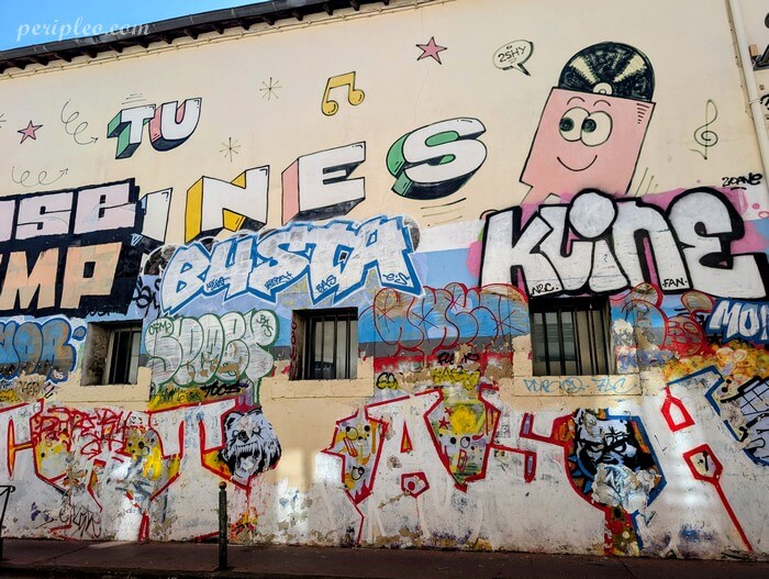 Détail d'une grande fresque de street art et de graffitis colorés sur un bâtiment de la Rue de la Cavalerie dans le Quartier des Beaux-Arts à Montpellier