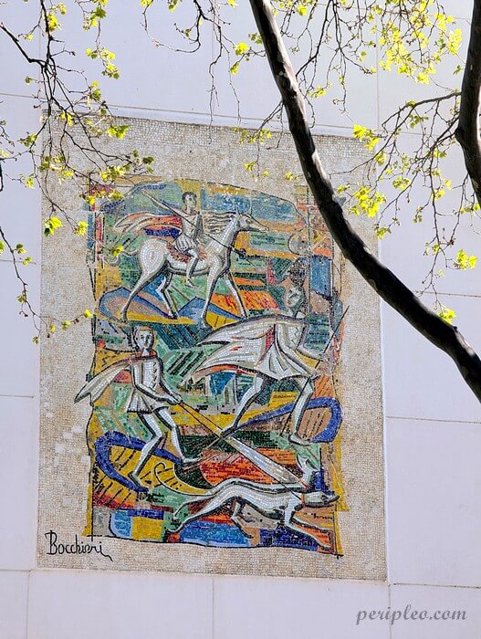 Mosaïque artistique représentant des cavaliers et des chevaux, œuvre signée Bocchieri, visible Rue des Chasseurs à Montpellier