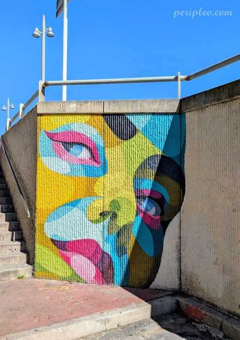 Street art Rue Frédéric Bazille à Montpellier avec portrait géométrique multicolore peint sur un mur urbain près de la Gare Saint-Roch