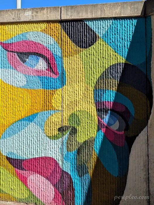 Street art Rue Frédéric Bazille à Montpellier avec détail d’un portrait abstrait multicolore aux formes géométriques près de la Gare Saint-Roch