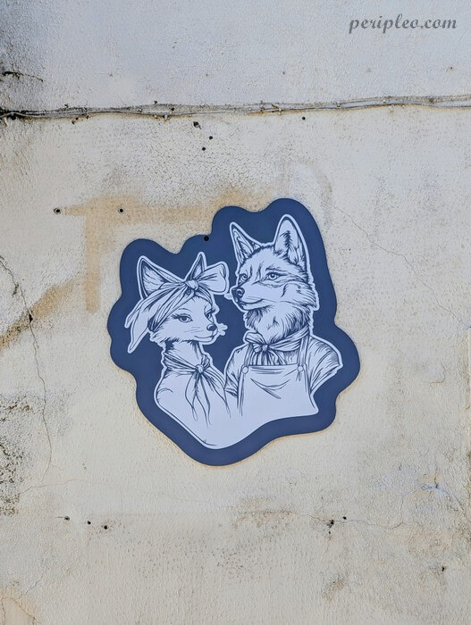 Street art Rue Lakanal dans le Quartier des Beaux-Arts à Montpellier, collage en noir et blanc représentant un couple de renards anthropomorphes
