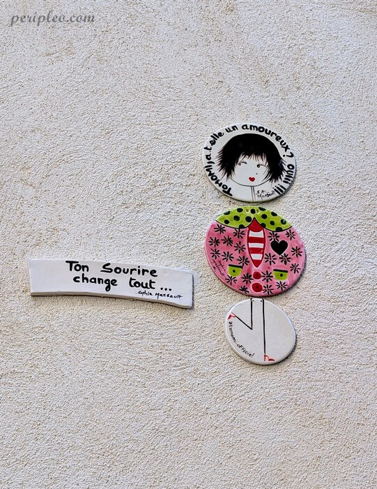 Street art Rue Parlier à Montpellier, œuvre de Tomomi en céramique illustrée accompagnée d’un message poétique dans le centre historique sud