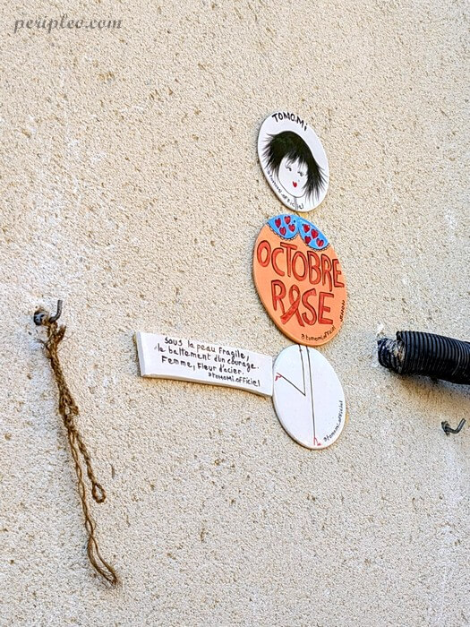 Street art Rue du Plan du Parc à Montpellier, création de Tomomi en céramique engagée autour d’Octobre Rose dans le centre historique sud