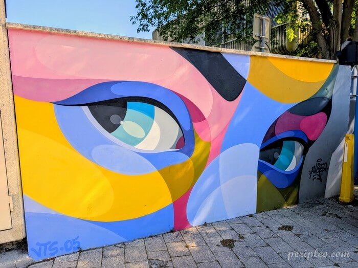 Fresque de street art colorée d'Alber représentant un regard abstrait sur un mur de la Rue du Pont de Lattes à Montpellier