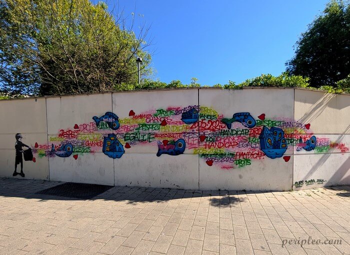 Œuvre de street art collaborative à Montpellier avec des messages sur l’inclusion, le respect et l’égalité Rue du Pont de Lattes par Sunra, Oups et Frik