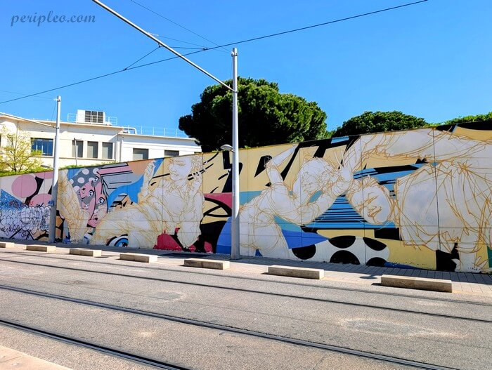 Street art Rue du Pont de Lattes à Montpellier, détail d’une fresque monumentale mêlant silhouettes humaines esquissées et compositions géométriques le long des rails du tramway avec le soutien de la galerie Nicolas Xavier