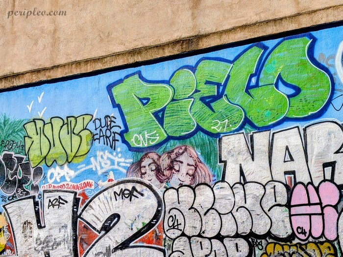 Street art Rue Proudhon dans le Quartier des Beaux-Arts à Montpellier, fresque murale mêlant graffitis colorés et délicat portrait