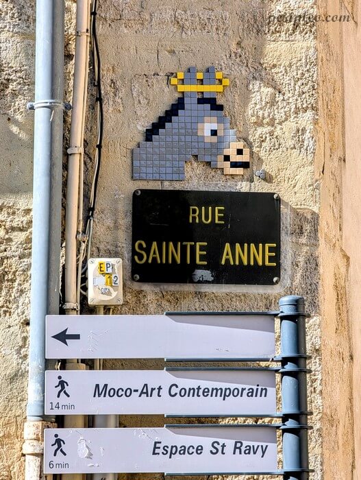 Street art pixel art Rue Sainte-Anne à Montpellier, mosaïque représentant un âne au-dessus de la plaque de rue dans le centre historique sud