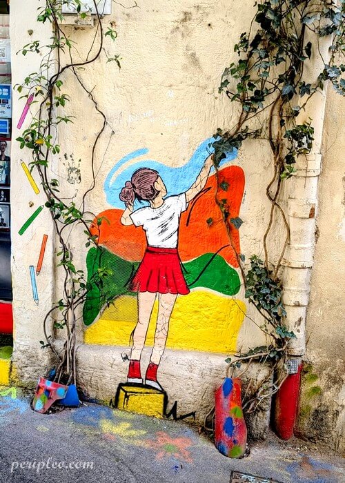 Street art coloré Rue Sainte-Anne à Montpellier, illustration d’une fillette peignant une fresque au cœur du centre historique sud