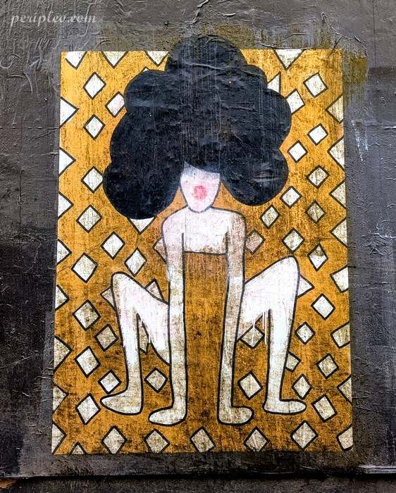 Collage street art Rue Sainte-Anne à Montpellier, personnage féminin illustré aux motifs graphiques dans le centre historique sud