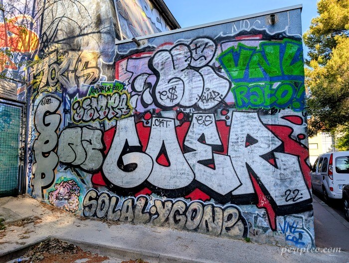 Graffitis et street art colorés dans la Rue de la Substantation à Montpellier, une étape incontournable pour découvrir l'art urbain du Quartier Beaux-Arts